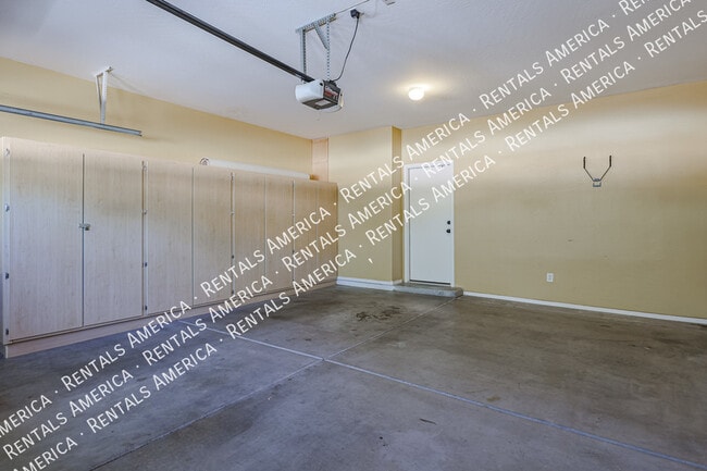 Building Photo - *$500 off the 1st full month's rent with a...