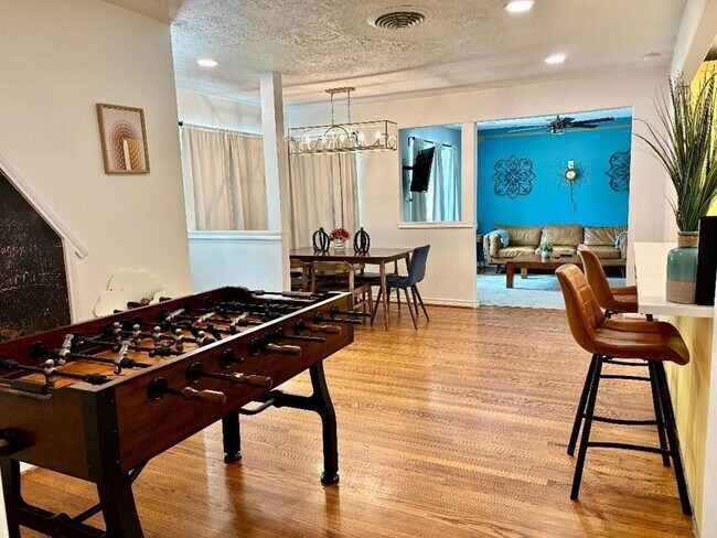 Building Photo - 2306 Hialeah Dr