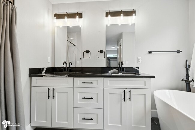 Building Photo - Charming & Updated 4BD/2.5BA!