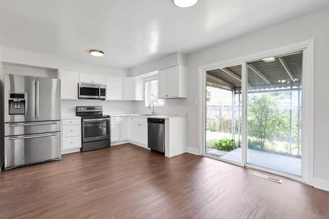 Building Photo - 3150 Vauxhall Dr