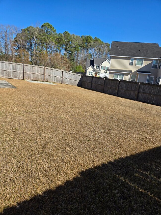 Building Photo - Beautiful 3 bedroom available