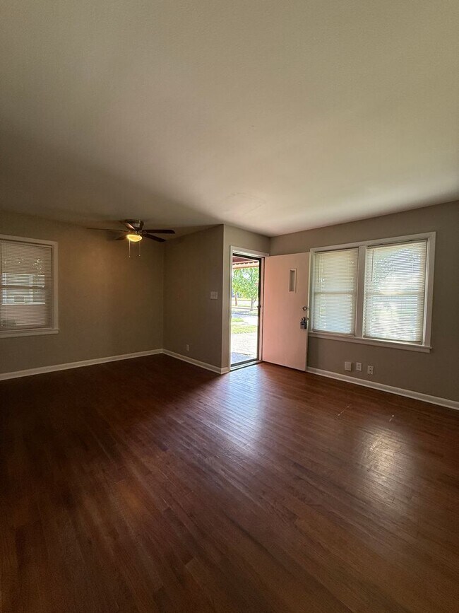 Building Photo - 3 Bedroom 2 Bath - Brook Village