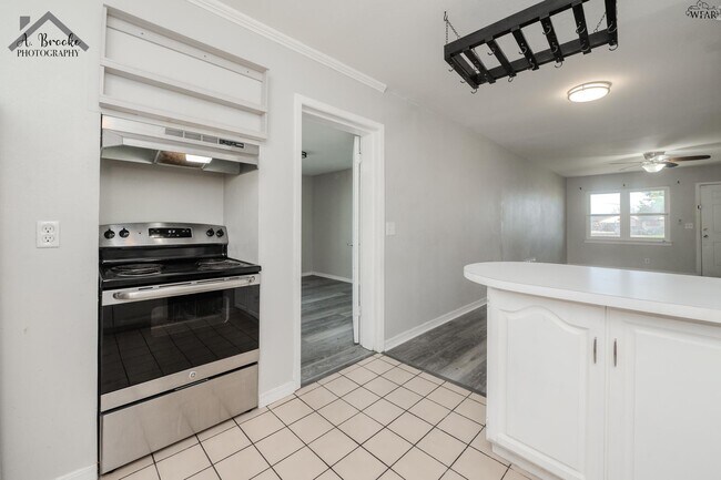 Building Photo - 1400 Phoenix Dr