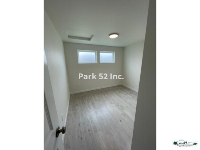 Building Photo - 6417 N Pine St