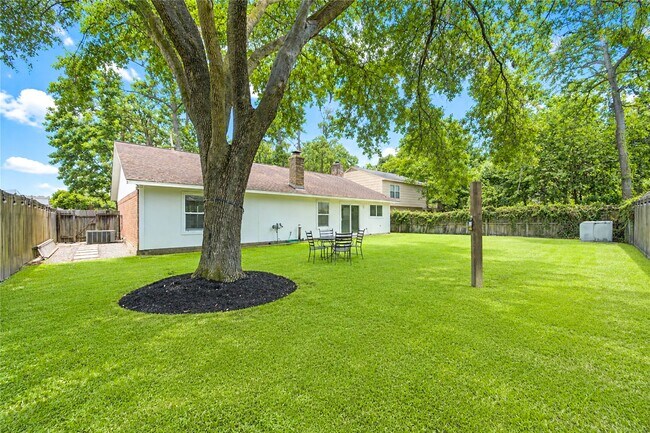 Building Photo - 2114 River Village Dr