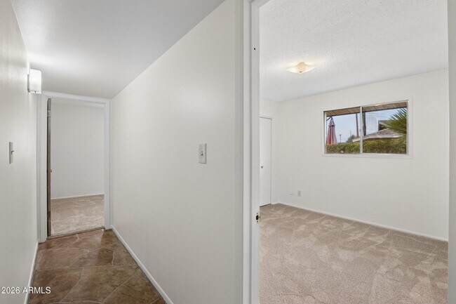Building Photo - 1014 E Balboa Cir