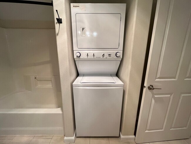 Building Photo - Private Ground Floor 1 Bed 1 Bath Hillsbor...