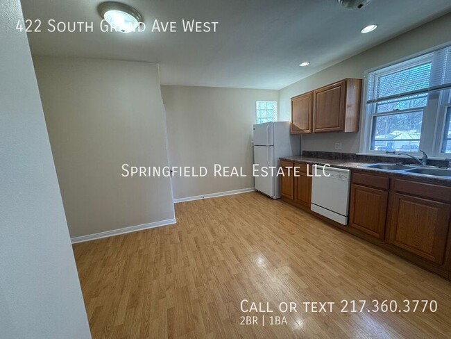 Building Photo - Spacious 2 Bed, 1 Bath Upper Duplex with H...