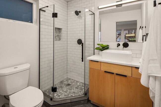 Building Photo - Beautiful New Townhome in Mapleleaf!