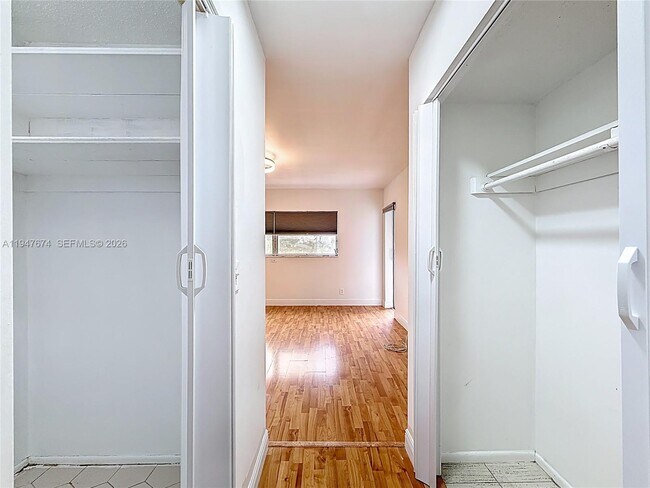 Building Photo - 1000 NE 14th Ave