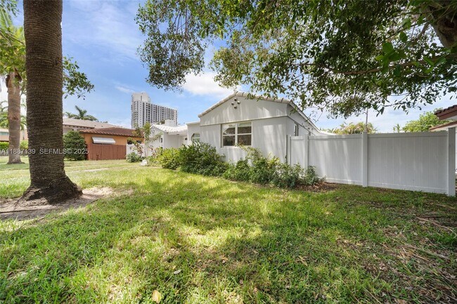 Building Photo - 1625 Hollywood Blvd