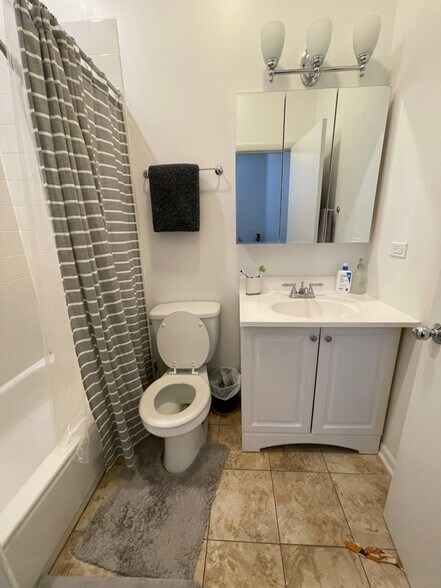 Building Photo - 1777 N Clybourn Ave