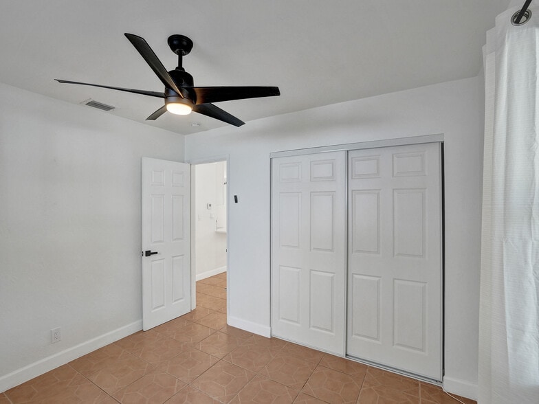 Building Photo - 920 NE 34th Ct