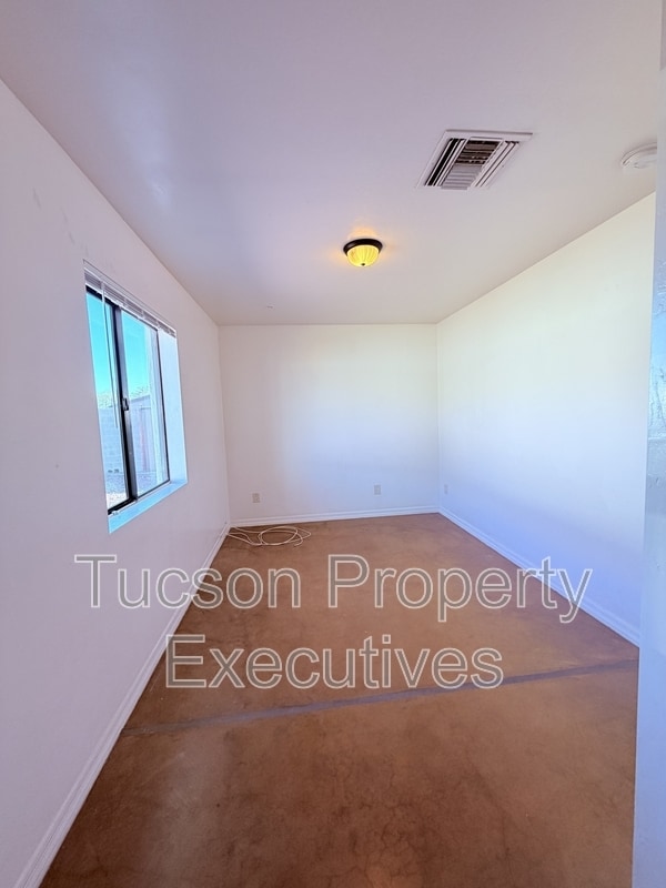 Building Photo - 1412 E 25th St