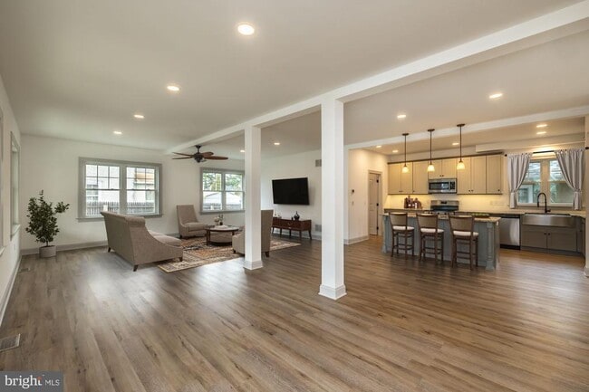 Building Photo - 411 James St