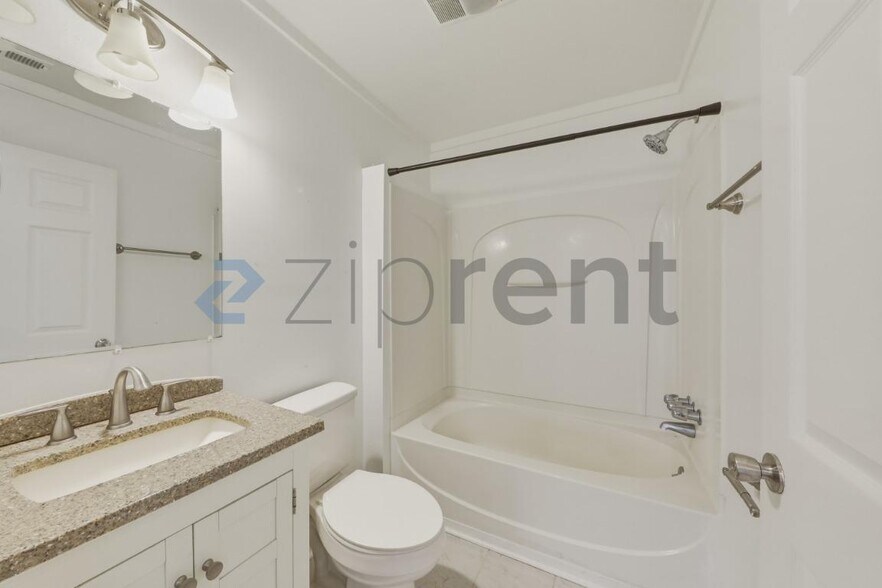 Building Photo - Unit Apt B