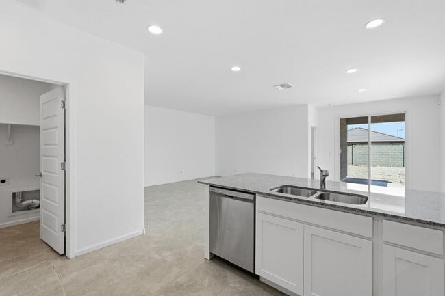 Building Photo - 2440 W Bowker St