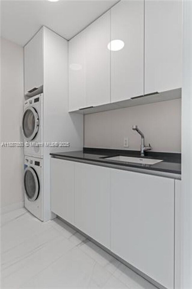 Building Photo - 300 Biscayne Blvd Way