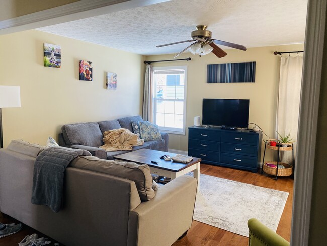 Building Photo - 521 E 1st St