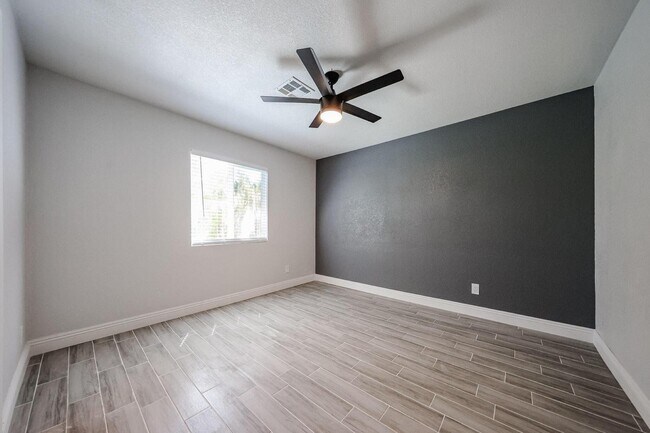 Building Photo - 11207 S Iroquois Dr