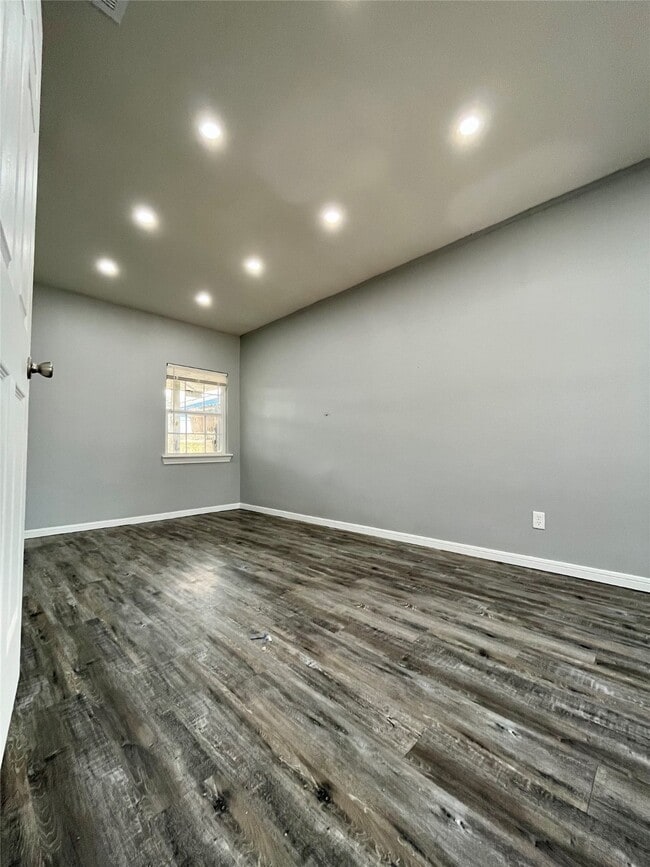 Building Photo - 8308 John St