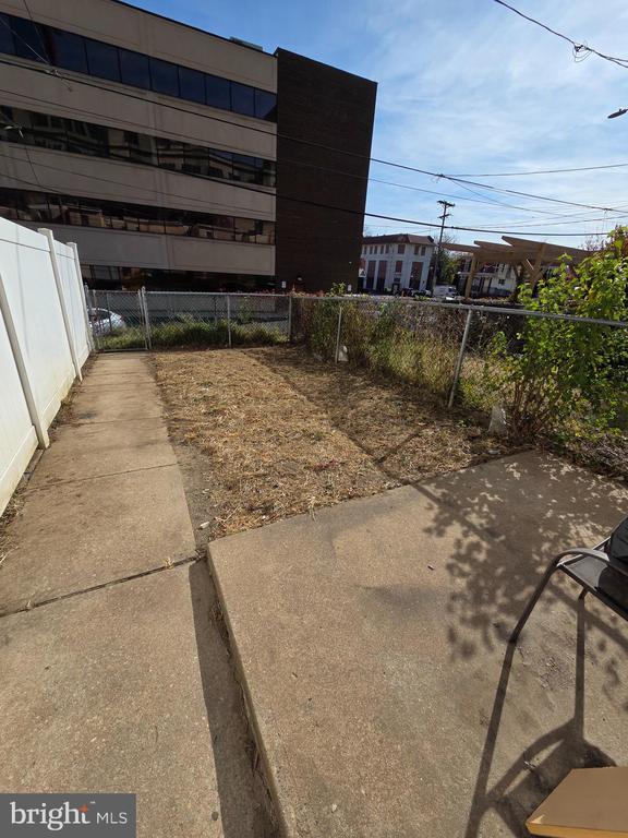 Building Photo - 1116 N Walnut St