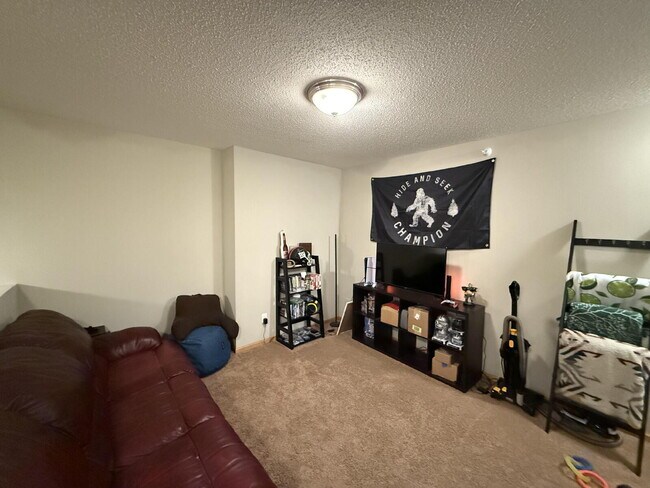 Building Photo - Roomy four-bed three-bath + loft townhome ...