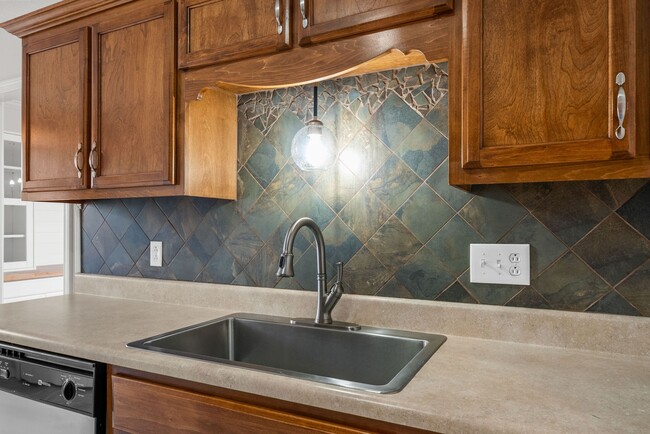 Building Photo - 1021 Glenhurst Way