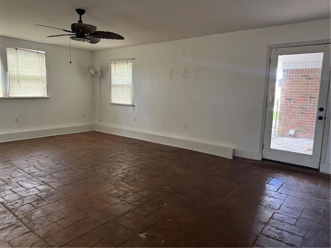 Building Photo - 306 Clover Dr
