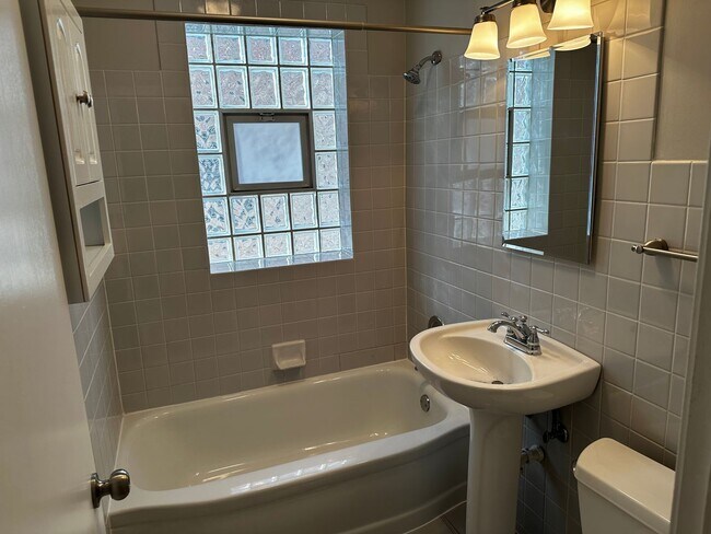 Building Photo - Spacious 2 Bed, 1 Bath, Plus Den/Office in...