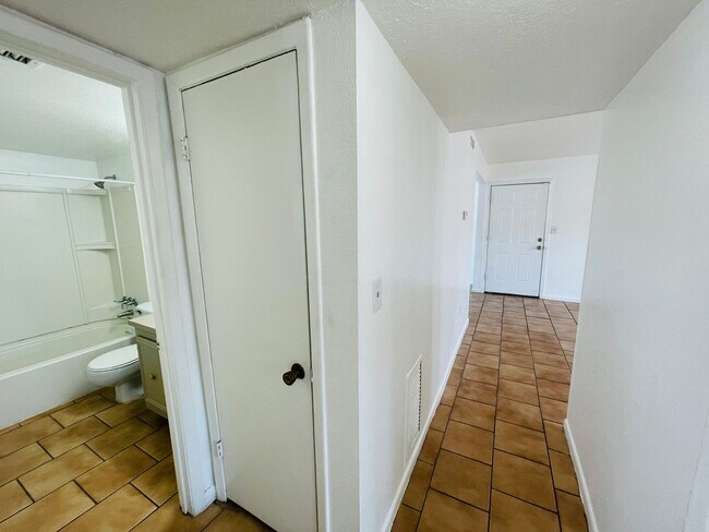 Building Photo - Modern 2BD/1.5BA Condo in Orlando – HOA Community with Lawn Care Included