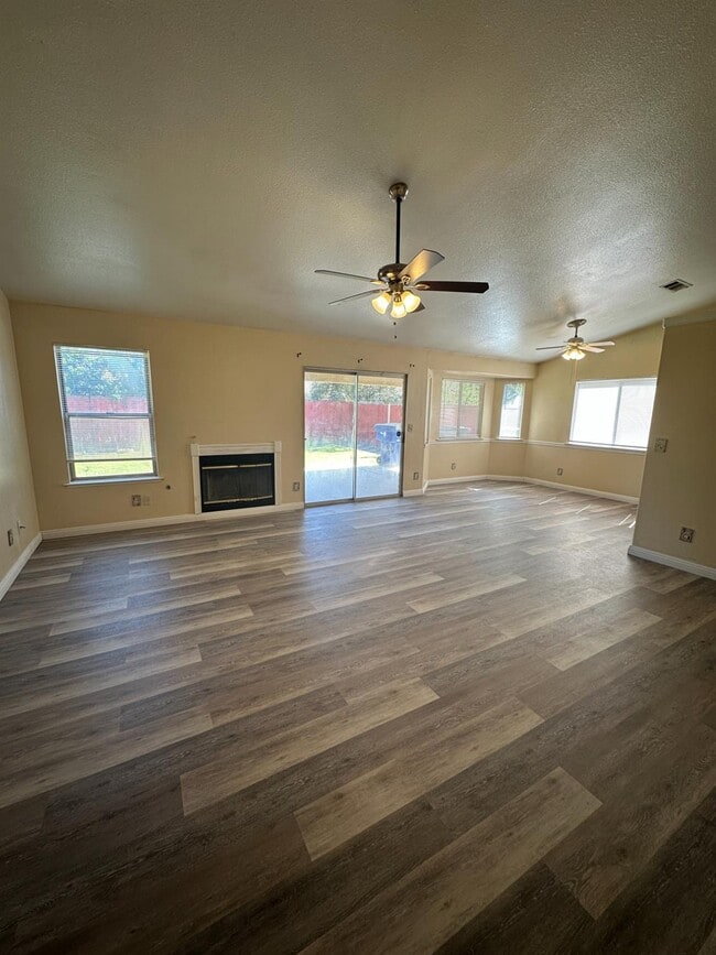 Building Photo - 5560 N Ellendale Ave