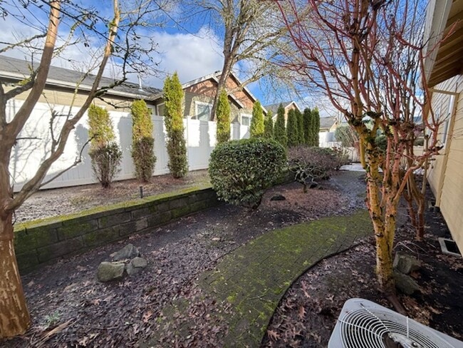 Building Photo - 3 Bedroom 2 Bath 55 and Old Community Newberg OR