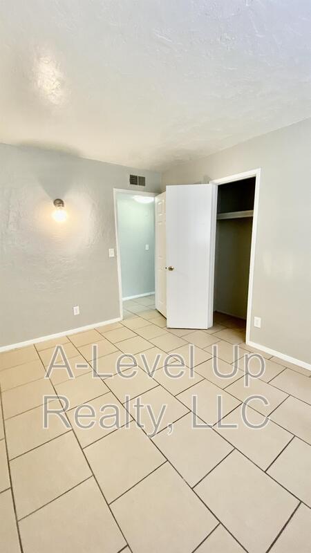 Building Photo - 1850 N 5th Ave