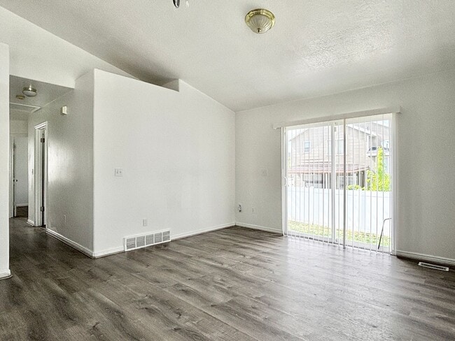 Building Photo - Bright & Spacious Rambler in Rose Park!