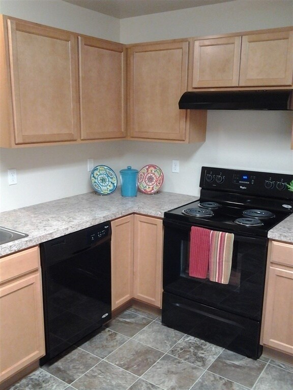 Building Photo - This home is just like new and move in rea...