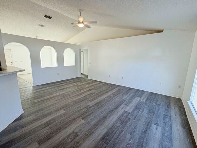 Building Photo - Beautiful 3 Bedroom, 2 Bathroom Home with Upgrades Throughout