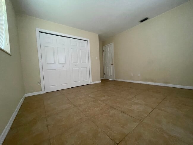 Building Photo - 951 Skylark Dr