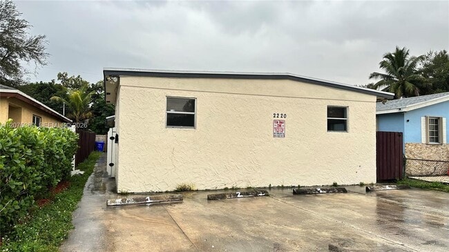 Building Photo - 2220 Charleston St