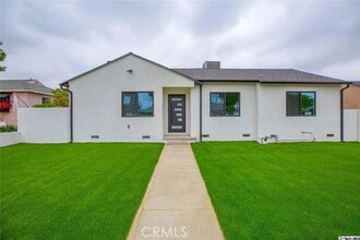 Building Photo - 10424 Woodley Ave