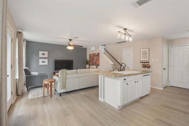 Building Photo - 7 S Villa Oaks Dr