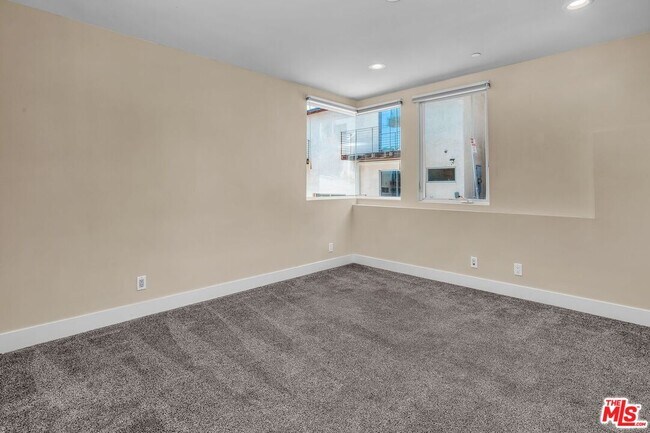 Building Photo - 308 Gull St