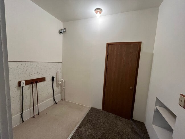 Building Photo - Large one bedroom house