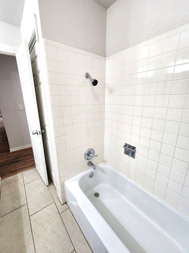 Building Photo - 4 Bed 2.5 Bath 2 Car Garage in Camelot Addition NW OKC