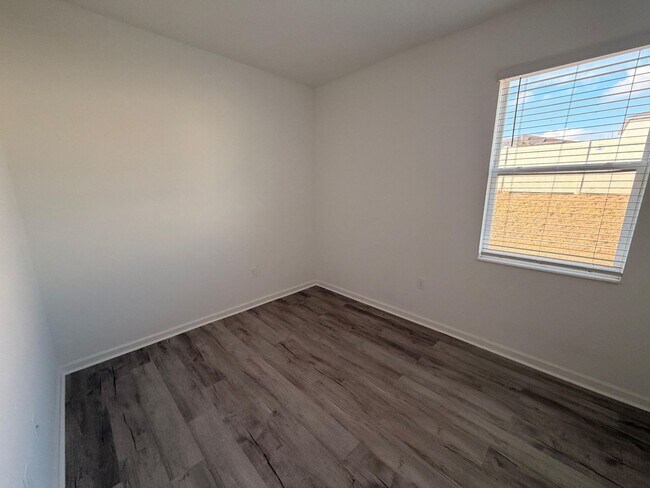 Building Photo - Rare find In-Law suite Home! Single family house with Separate entry and kitchen, laundry set!