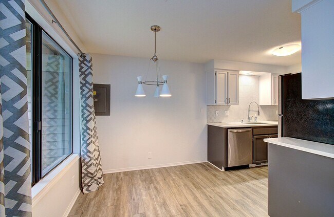 Building Photo - Cozy 2 bdrm 2 bath Condo - HALF OFF the 1s...