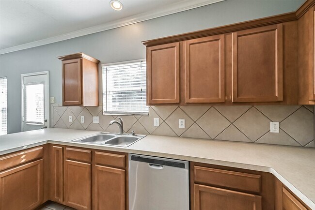 Building Photo - 8726 Old Maple Ln