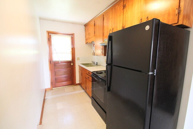 Building Photo - Adorable 1 Bed, 1 Bath Apartment in Bridge...