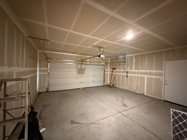 Building Photo - Single story home in with large backyard!