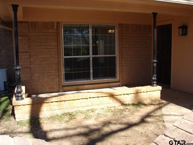 Building Photo - 423 Top Hill Dr